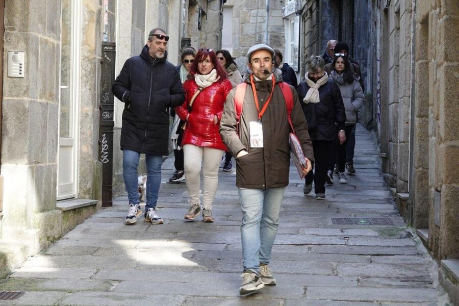 Vigo: Walking Tour with local History & Culture - Walking Vigo’s old streets, from Rúa Policarpo Sanz to Praça da Constitución
