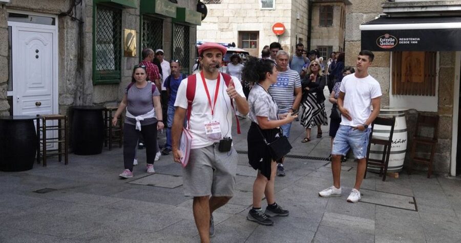 Vigo: Walking Tour with local History & Culture - Castelo de San Sebastián: fortress views with real port logic