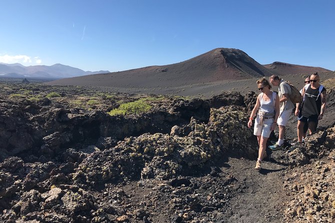 Volcano Trekking Tour (Timanfaya eruptions) - Why the guide stops are the difference between seeing and understanding