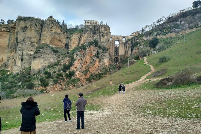 White Villages and Ronda Day Tour from Seville - Zahara de la Sierra: coffee stop, whitewashed streets, and olive oil tasting